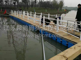 浙江嘉興水面浮橋